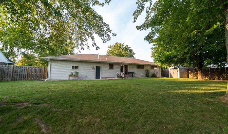 W2301 BLOCK Road, Appleton, WI 54915 - 3 Beds, 2 Bath