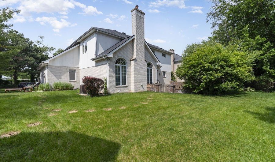 201 E White Oak St, Arlington Heights, IL 60005 - 5 Beds, 4 Bath