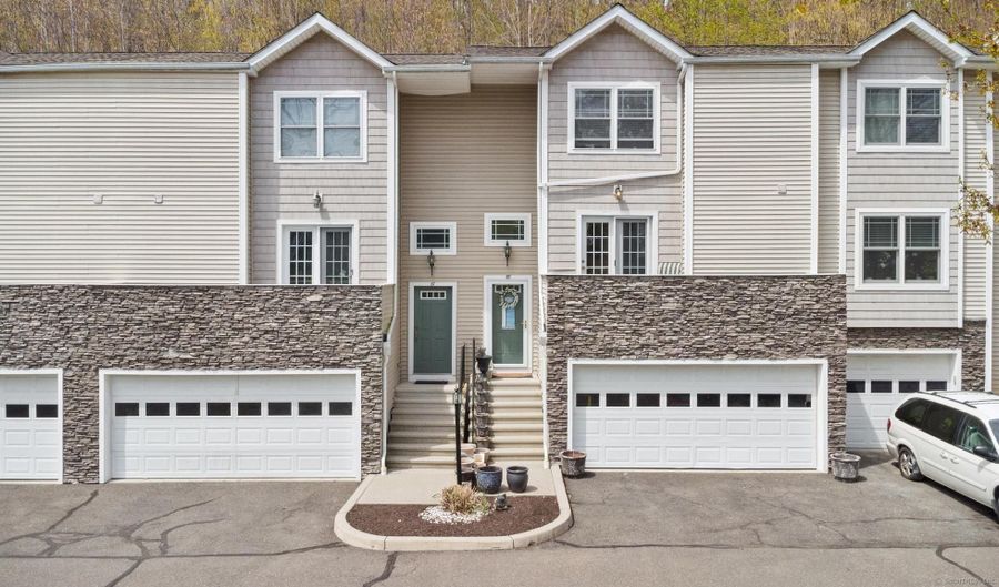 68 Stetson Pl 68, Danbury, CT 06811 - 2 Beds, 2 Bath
