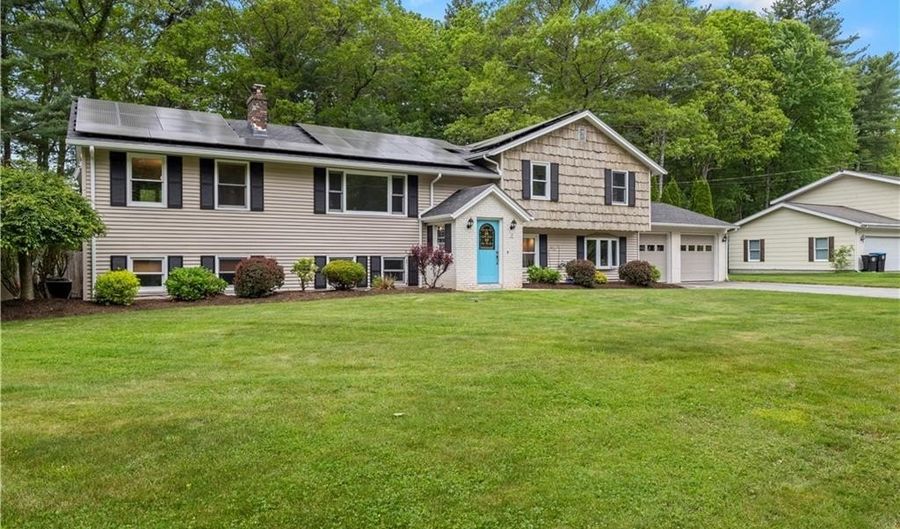 19 Bruce Dr, North Smithfield, RI 02896 - 3 Beds, 3 Bath