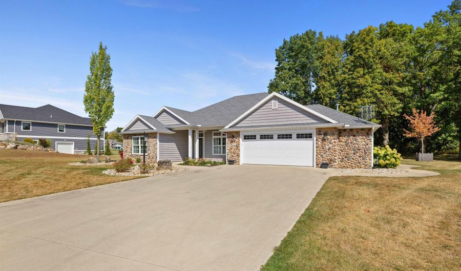 3330 Kellygreen Ct, Angola, IN 46703 - 3 Beds, 2 Bath