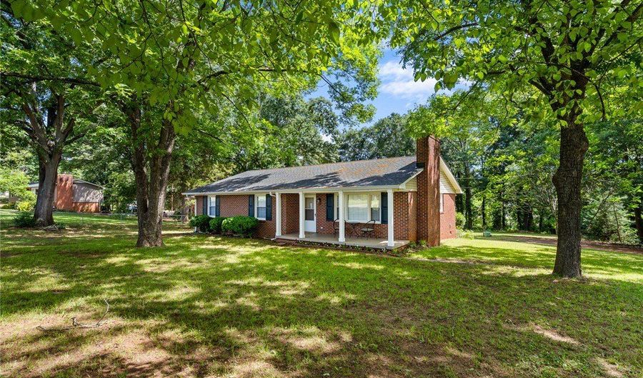 411 Jasmin Dr, Anderson, SC 29626 - 3 Beds, 2 Bath
