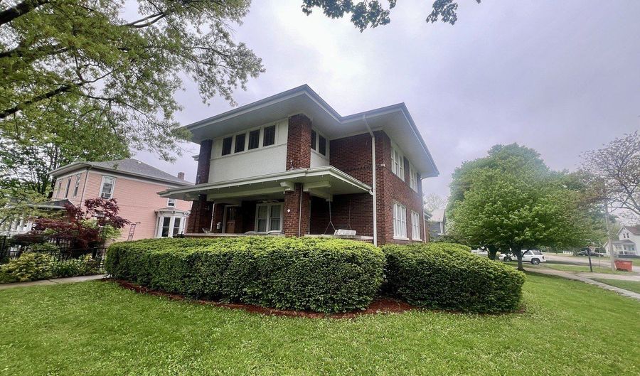 229 E Jefferson St, Arcola, IL 61910 - 5 Beds, 6 Bath