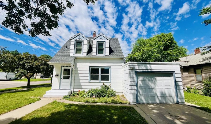 224 S Jackson St, Aberdeen, SD 57401 - 3 Beds, 2 Bath