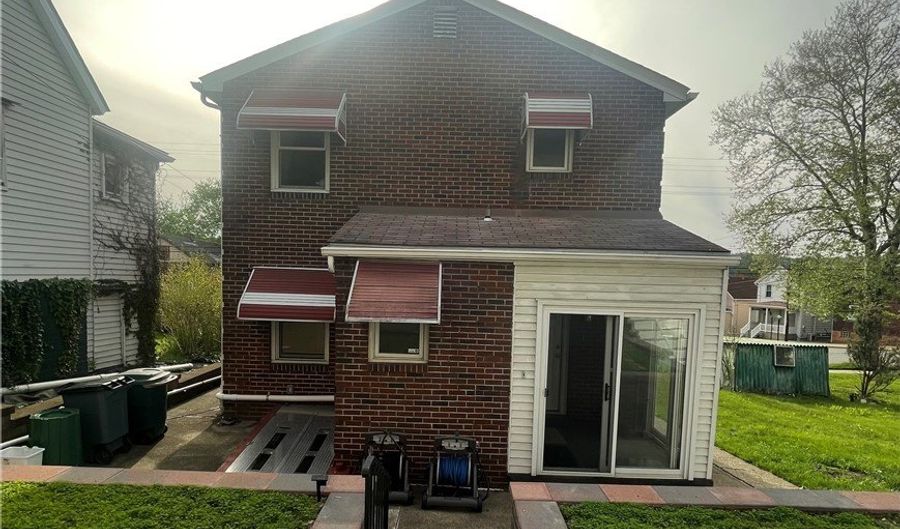 956 Beaver Rd, Ambridge, PA 15003 - 2 Beds, 3 Bath