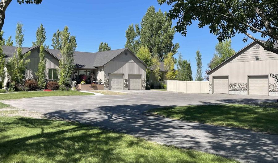 22 E Rich Ln, Blackfoot, ID 83221 - 4 Beds, 3 Bath