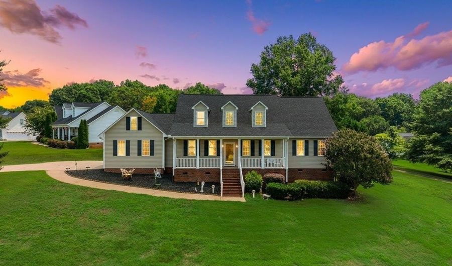 404 Shallowford Dr, Boiling Springs, SC 29316 - 5 Beds, 3 Bath