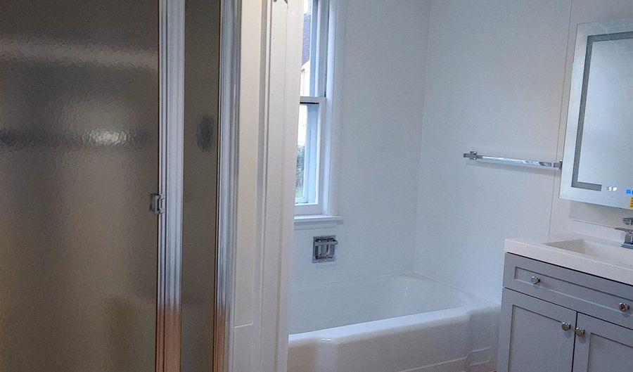 1108 W SPENCER St, Appleton, WI 54914 - 2 Beds, 1 Bath