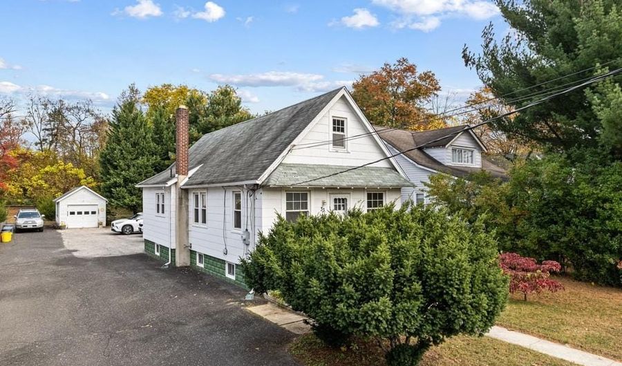 33 E GLOUCESTER Pike, Barrington, NJ 08007 - 2 Beds, 1 Bath