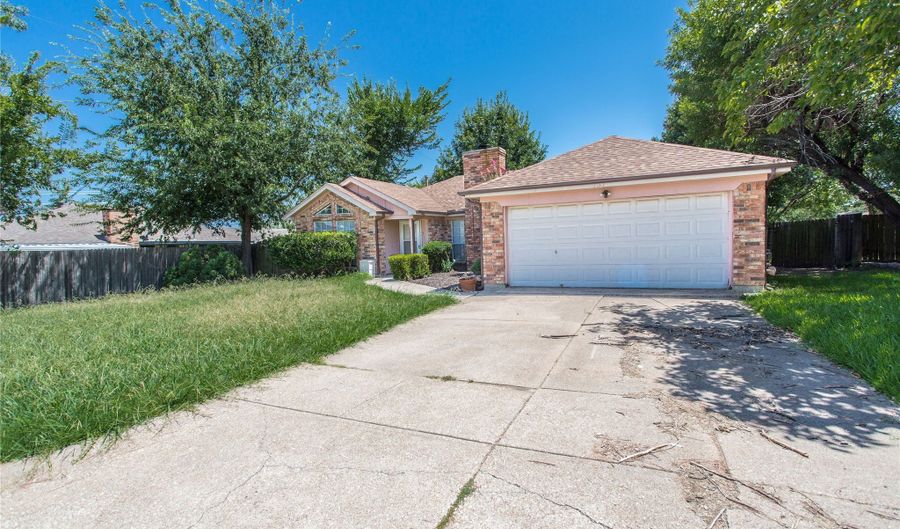 303 Shirley Dr, Alvarado, TX 76009 - 3 Beds, 2 Bath