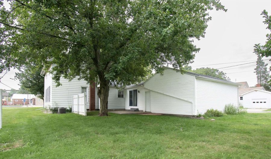 1109 S Van Buren St, Auburn, IN 46706 - 2 Beds, 2 Bath