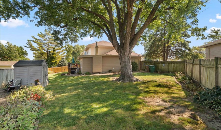 2242 Camelot Ct, Altoona, IA 50009 - 3 Beds, 2 Bath