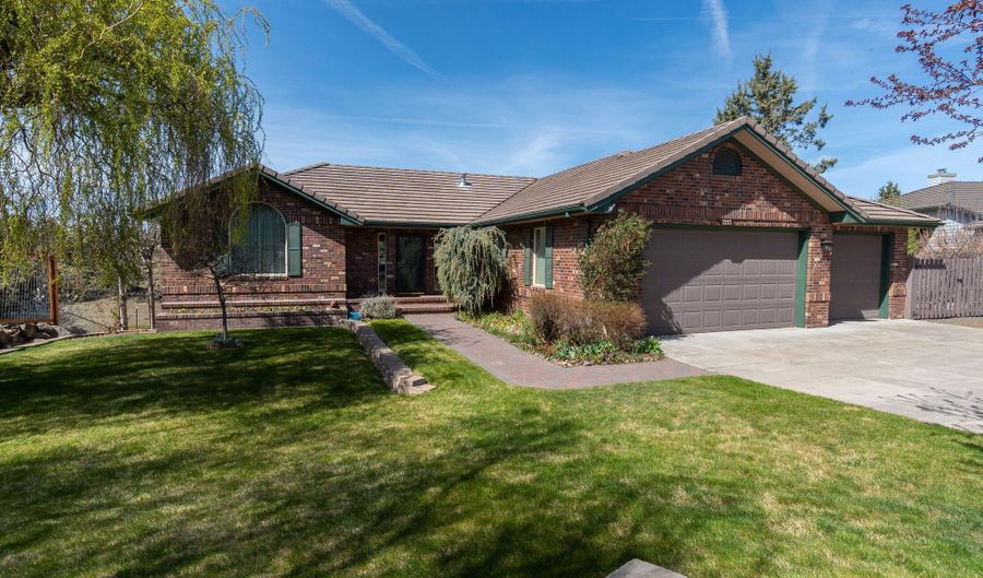 2213 NW Canyon Dr, Redmond, OR 97756 - 3 Beds, 3 Bath