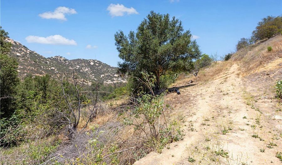39018 Jubilee, Fallbrook, CA 92028 - 3 Beds, 2 Bath