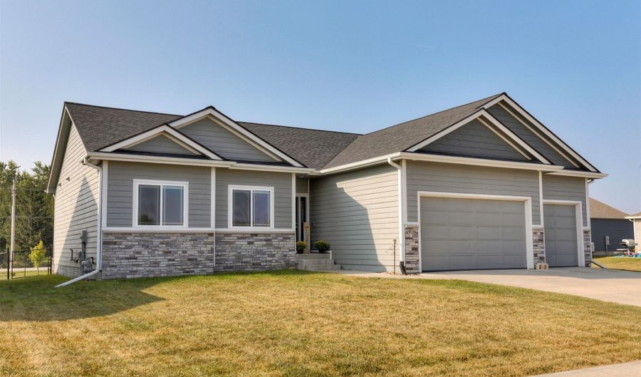 916 35th St SW, Altoona, IA 50009 - 5 Beds, 3 Bath
