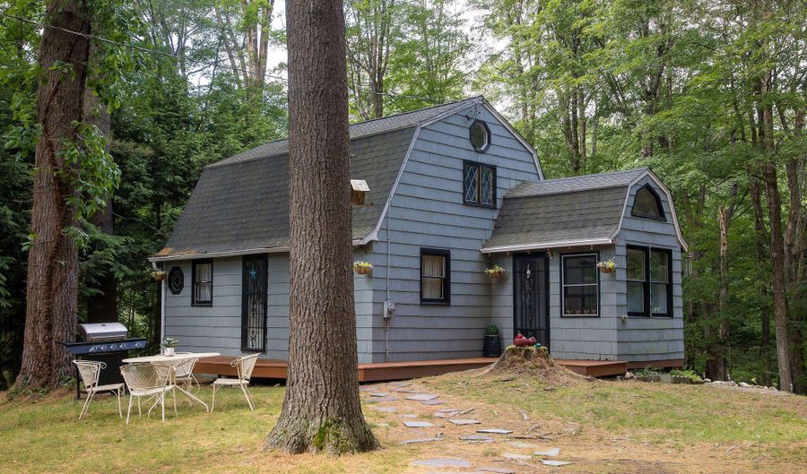 132 Dawn Dr, Becket, MA 01223 - 2 Beds, 1 Bath