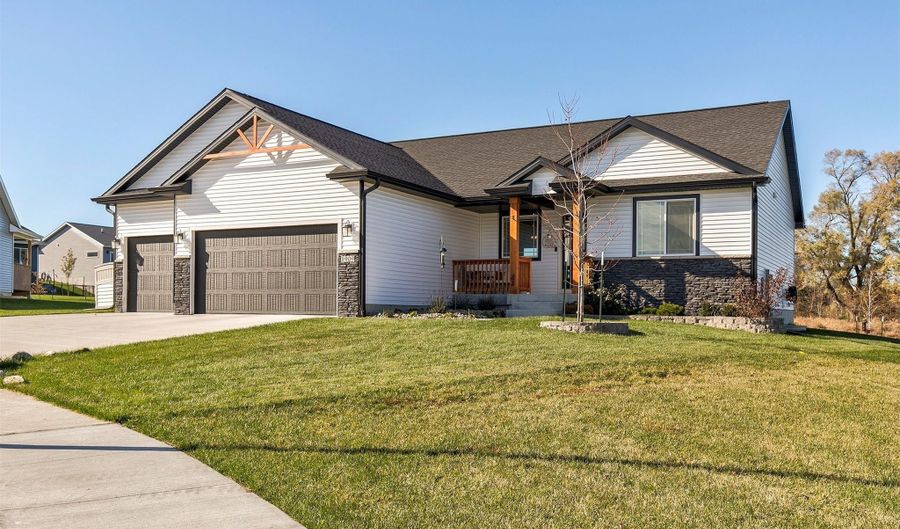 1909 16th Cir SE, Altoona, IA 50009 - 4 Beds, 4 Bath