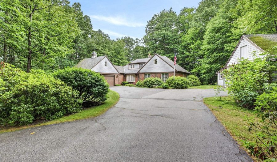 28 Buttonwood Rd, Bedford, NH 03110 - 4 Beds, 4 Bath