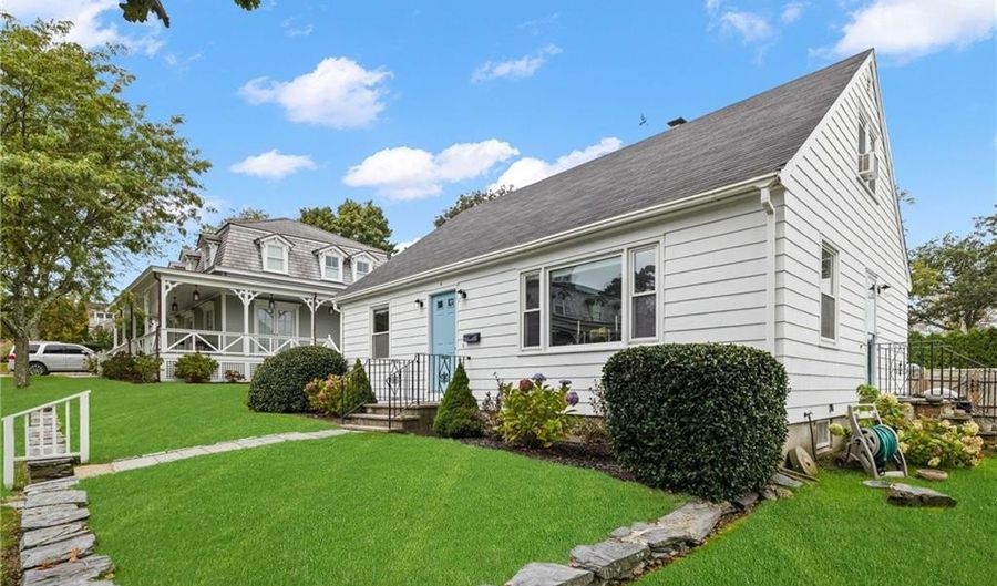 6 Cliff Ter, Newport, RI 02840 - 3 Beds, 2 Bath