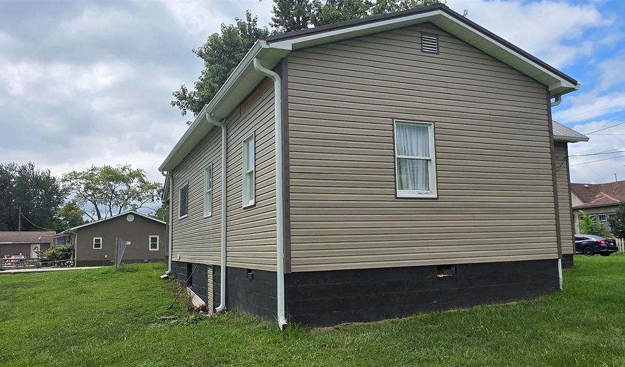 507 W Oak St, Bicknell, IN 47512 - 2 Beds, 2 Bath
