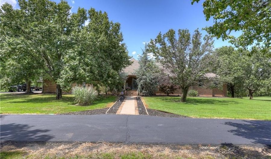 1426 E State Line Rd, Baxter Springs, KS 66713 - 4 Beds, 4 Bath