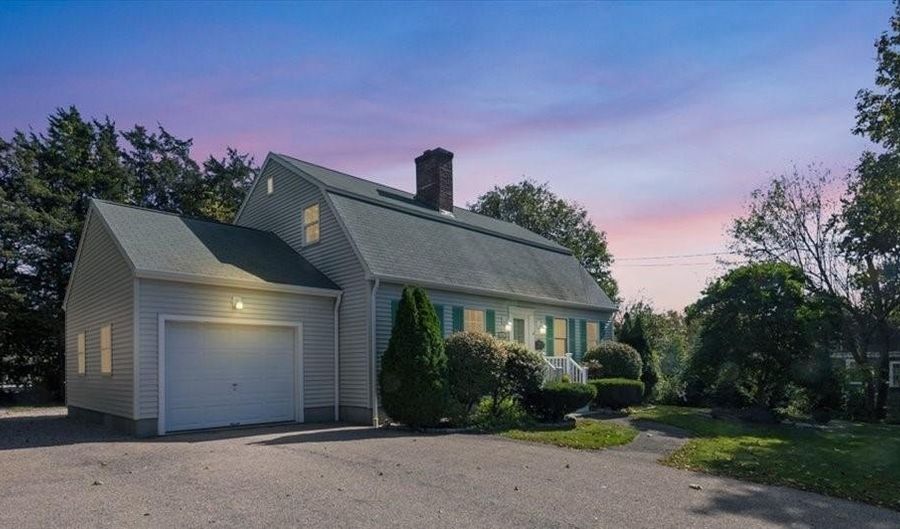 46 North Rd, Jamestown, RI 02835 - 3 Beds, 2 Bath