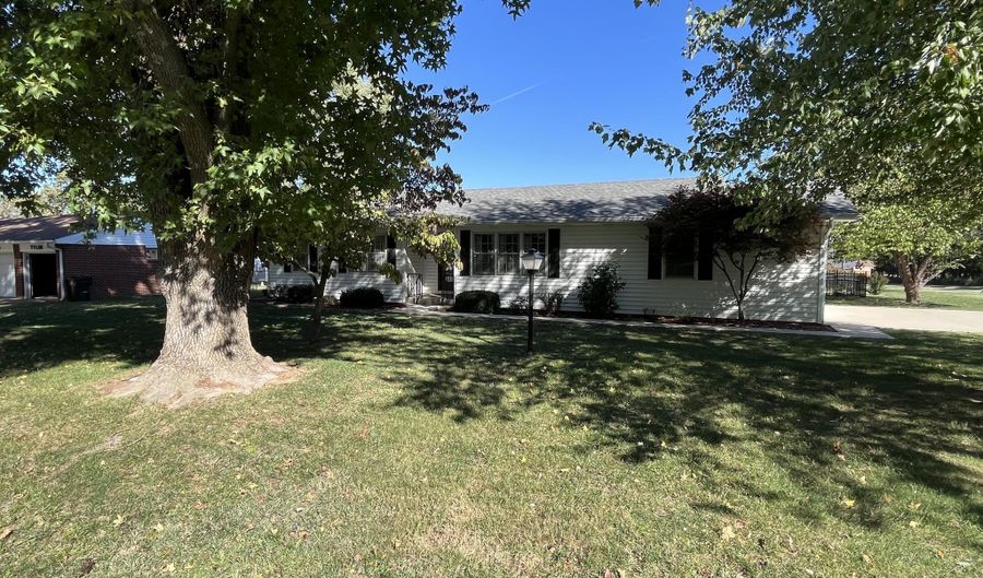 1220 Tyler St, Aurora, MO 65605 - 4 Beds, 2 Bath