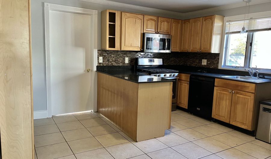 265 Sylvan St, Bridgeport, CT 06606 - 3 Beds, 2 Bath