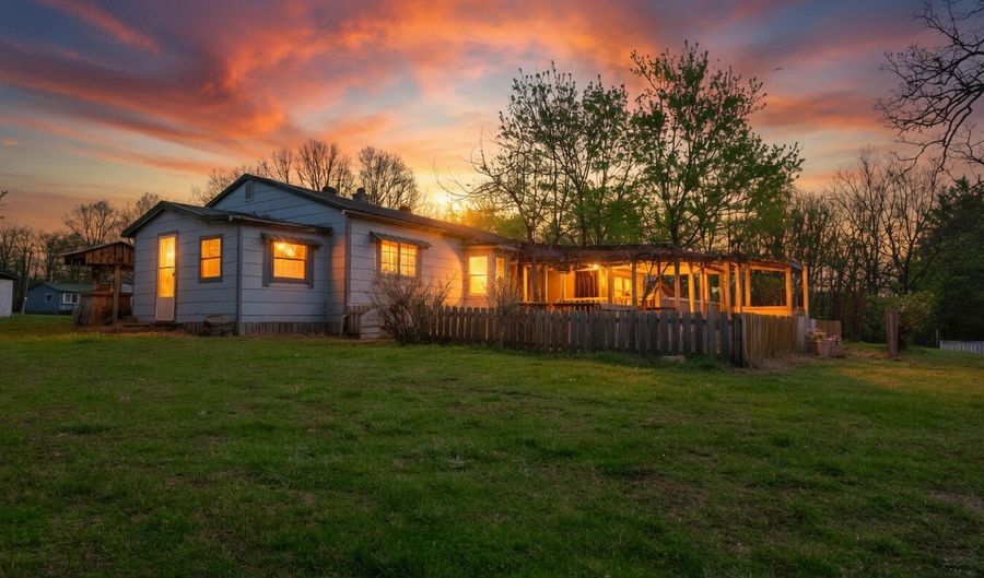 1079 Ff Hwy, Alton, MO 65606 - 4 Beds, 2 Bath