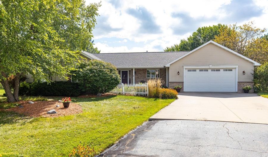 W2567 RIDGEBROOK Court, Appleton, WI 54915 - 3 Beds, 2 Bath