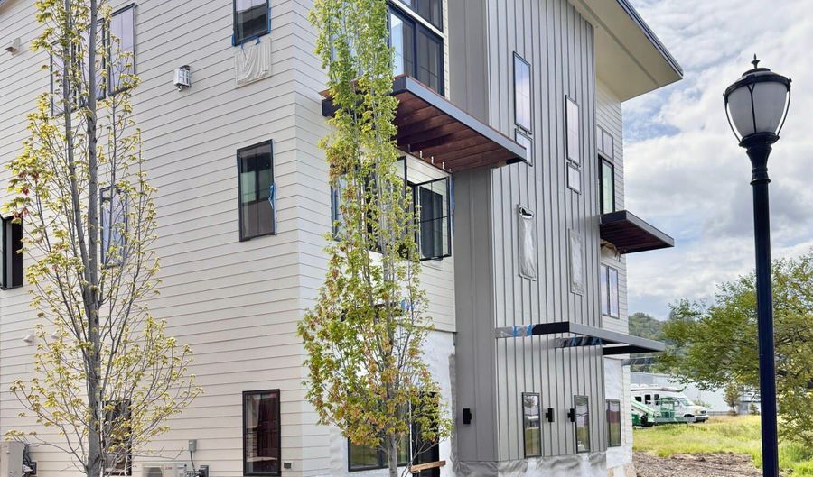 138 Clear Creek Dr, Ashland, OR 97520 - 2 Beds, 4 Bath