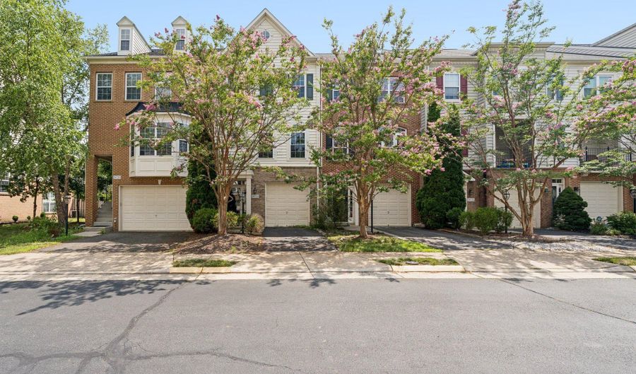 24722 CLOCK TOWER Sq, Aldie, VA 20105 - 3 Beds, 4 Bath