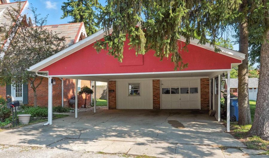 513 S Wayne St, Angola, IN 46703 - 5 Beds, 3 Bath