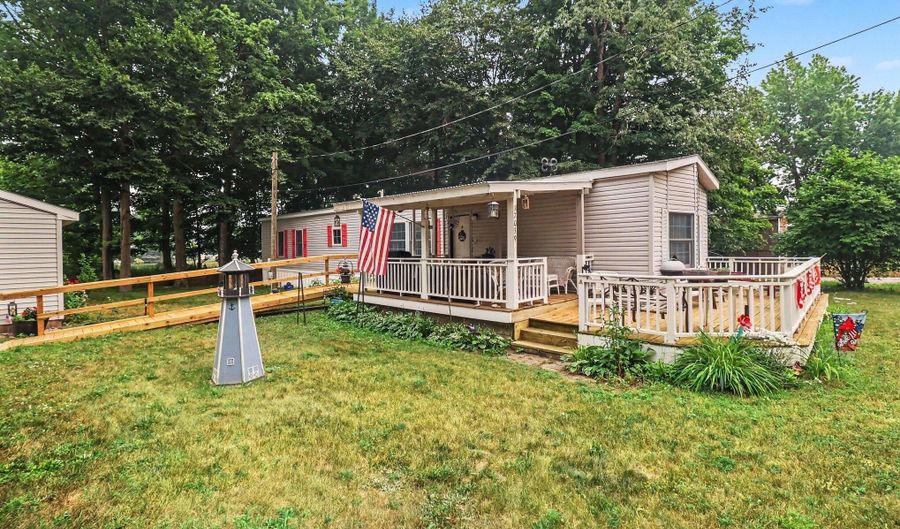 17039 3rd St, Arcadia, MI 49613 - 2 Beds, 2 Bath
