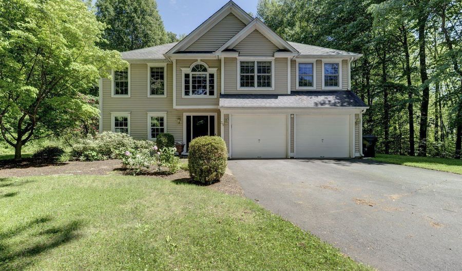 35 Woodsedge Ct, Berlin, CT 06037 - 4 Beds, 3 Bath