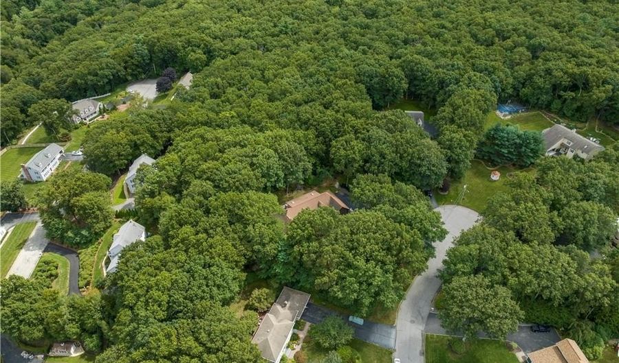 10 Oak Hill Dr, Lincoln, RI 02865 - 4 Beds, 4 Bath