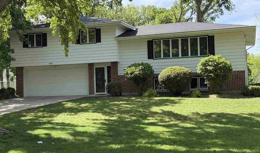 1609 Gateway Dr, Albert Lea, MN 56007 - 4 Beds, 2 Bath