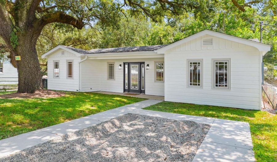 426 Demontluzin Ave, Bay St. Louis, MS 39520 - 3 Beds, 2 Bath