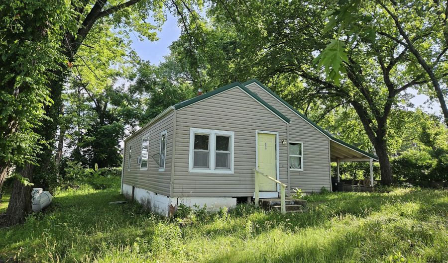 400 E Garfield Ave, Ava, MO 65608 - 2 Beds, 1 Bath