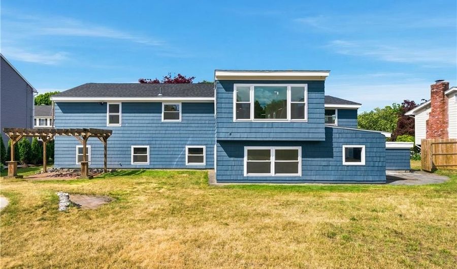 25 Stoneham St, Cranston, RI 02920 - 4 Beds, 2 Bath