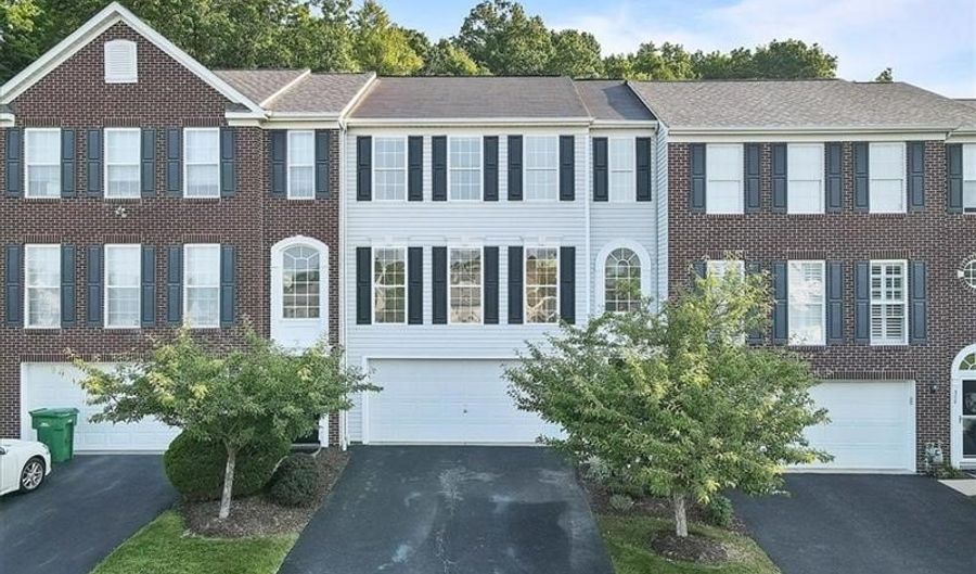 510 W Village Green Blvd, Adams Twp., PA 16046 - 3 Beds, 3 Bath