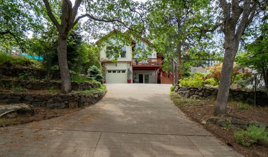 307 Hillcrest St, Ashland, OR 97520 - 3 Beds, 3 Bath