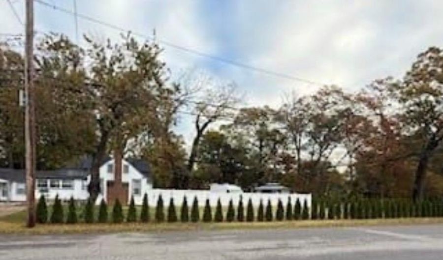 21 Locust Ave, Amityville, NY 11701 - 5 Beds, 3 Bath