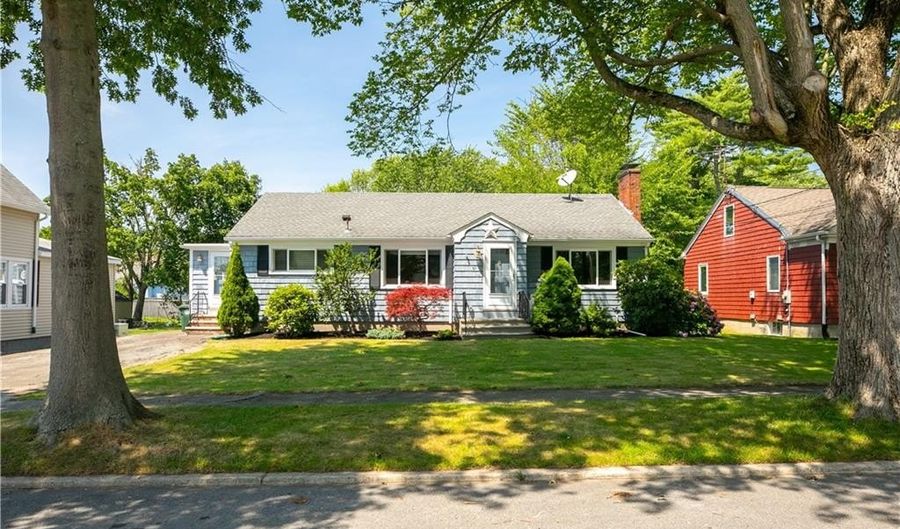61 Richmond St, Bristol, RI 02809 - 3 Beds, 2 Bath