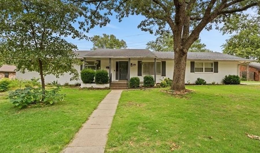 926 Sandstone Dr, Bartlesville, OK 74006 - 4 Beds, 3 Bath