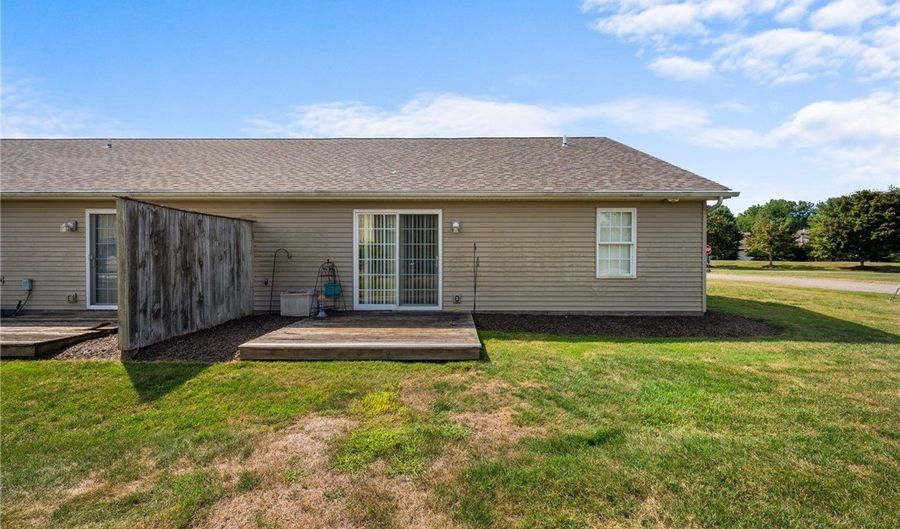 232 Bayview Dr, Cortland, OH 44410 - 2 Beds, 1 Bath