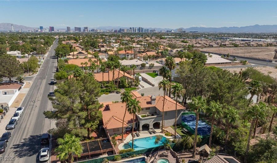 7471 Darby Ave, Las Vegas, NV 89117 - 4 Beds, 8 Bath