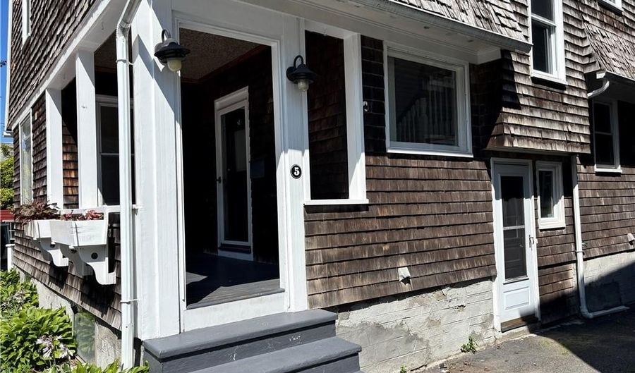 5 Ellwood Pl, Newport, RI 02840 - 5 Beds, 2 Bath