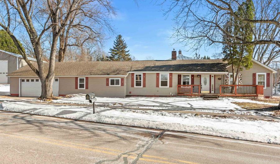 108 POND St, Amherst, WI 54406 - 3 Beds, 2 Bath