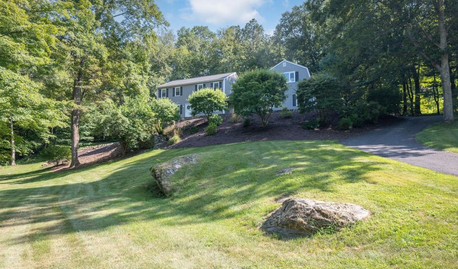 9 Arapaho Rd, Brookfield, CT 06804 - 4 Beds, 4 Bath